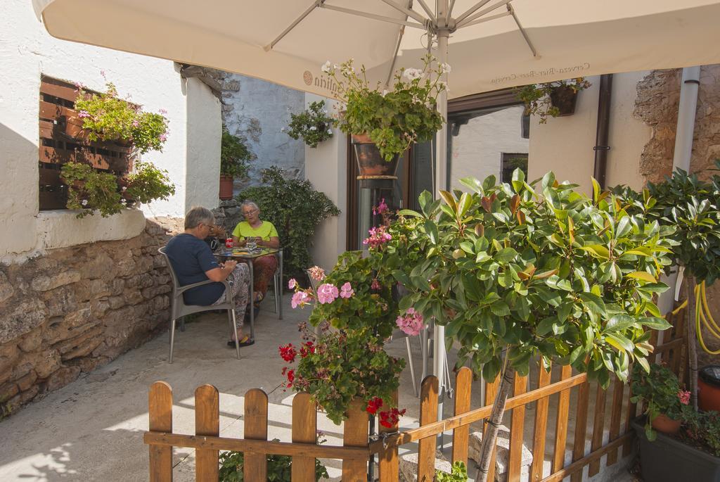 Hostal-Bar Restaurante "La Fuente" Rabé de las Calzadas Rom bilde